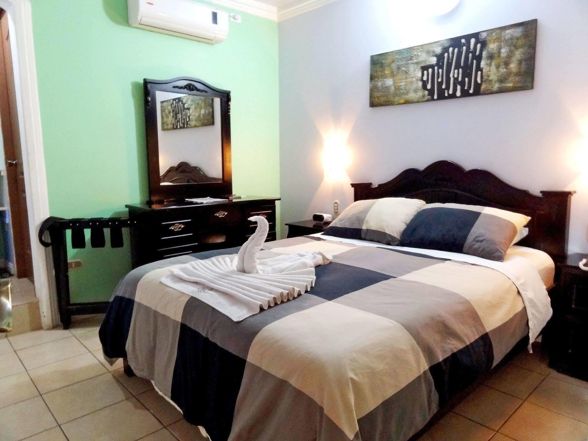 Hotel Eskalima Αλαχουέλα Εξωτερικό φωτογραφία
